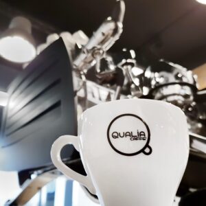 Filiżanka kawy pod ekspresem do kawy